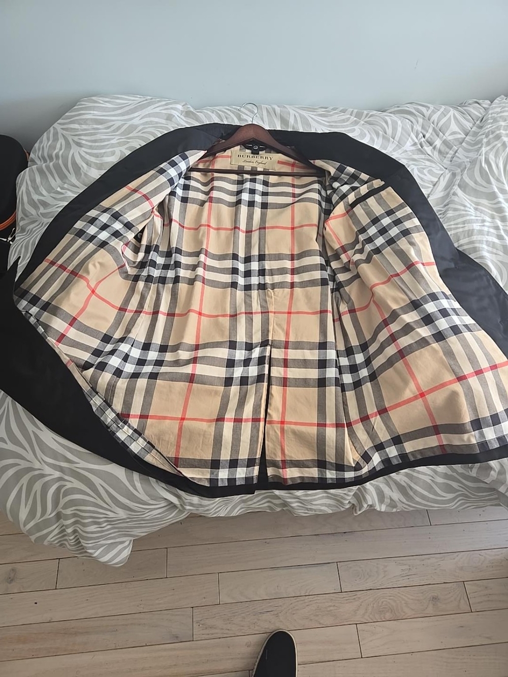 Burberry Black Trench Coat with Classic Beige Check Lining